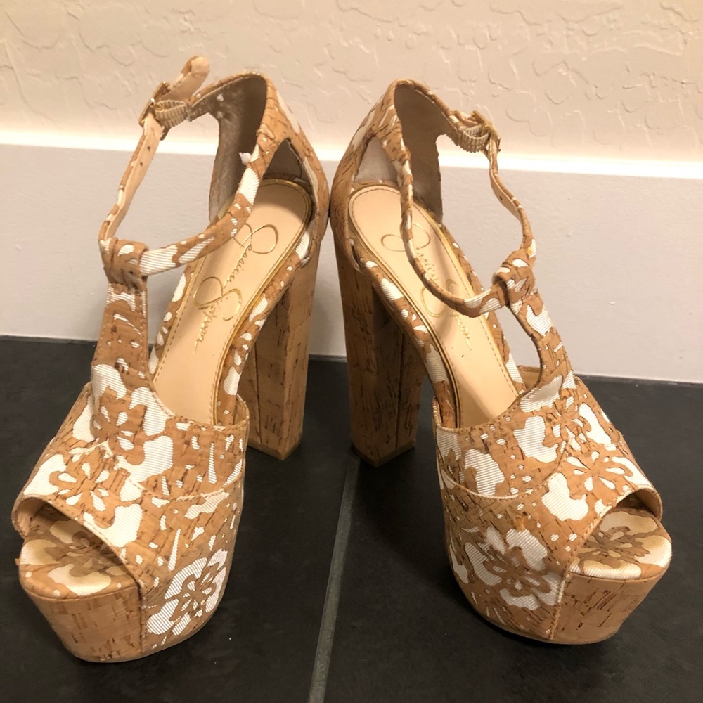 JESSICA SIMPSON Tan/White Flower Platform Heels